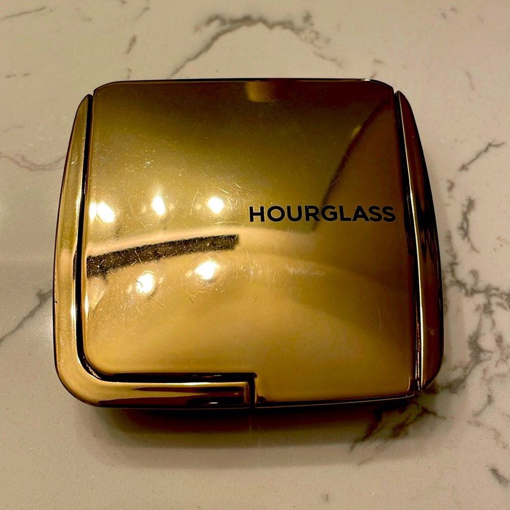 Hourglass lighting bronzer